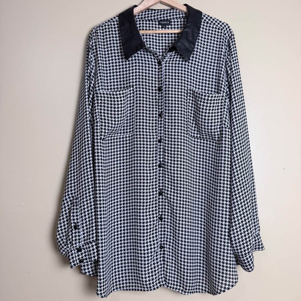Torrid Madison Blouse Plus 5X Black White Houndstooth Faux Leather Collar Button